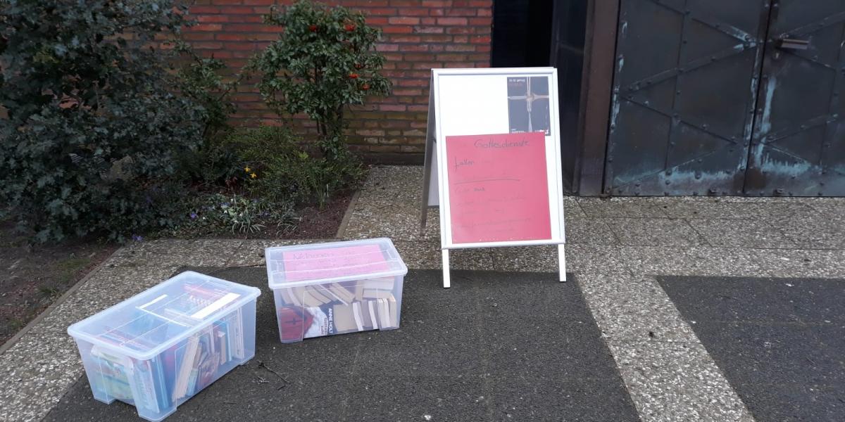 Bücherkisten vor der Ansgarkirche
