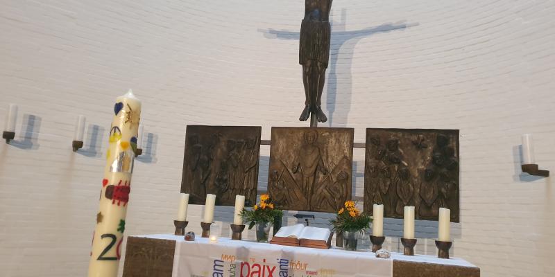 Die Osterkerze 2022 ist in der Ansgarkirche Elmshorn eingetroffen