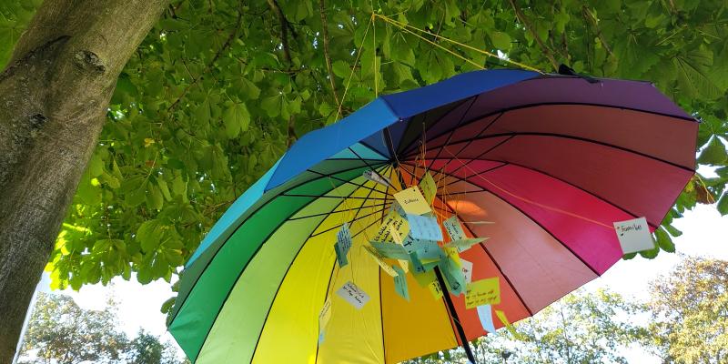 ein bunter Regenschirm mit guten Wünschen